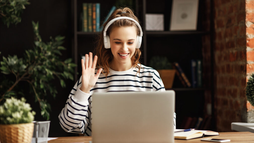 Une plateforme de classe virtuelle doit donner la possibilité de lever la main virtuellement.