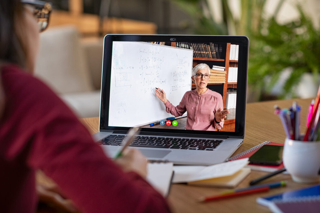 Professeur donnant cours dans une classe virtuelle. Professeur donnant cours dans une classe virtuelle.