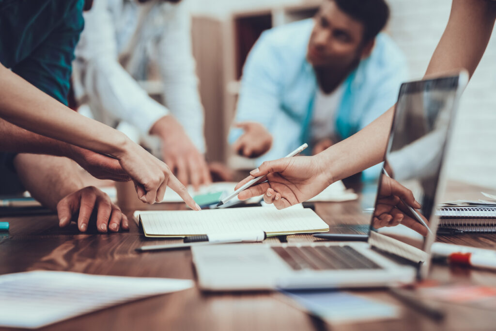 Savoir comment travailler en équipe de façon efficace vous permettra de briser la routine du travail individuel avec une ambiance plaisante.