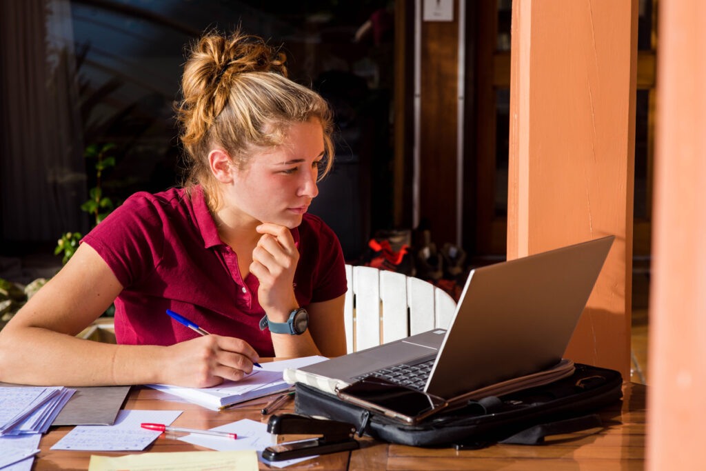 Un modèle de travail à la fois hybride et flexible permet de s’adapter à la façon qu’ont les employés de travailler le plus efficacement.