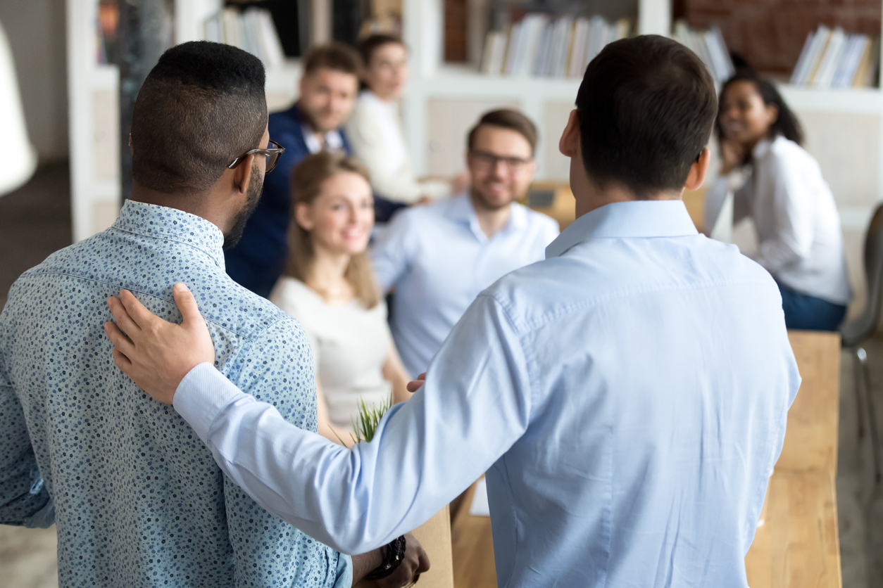 Une équipe discute dans le couloir
