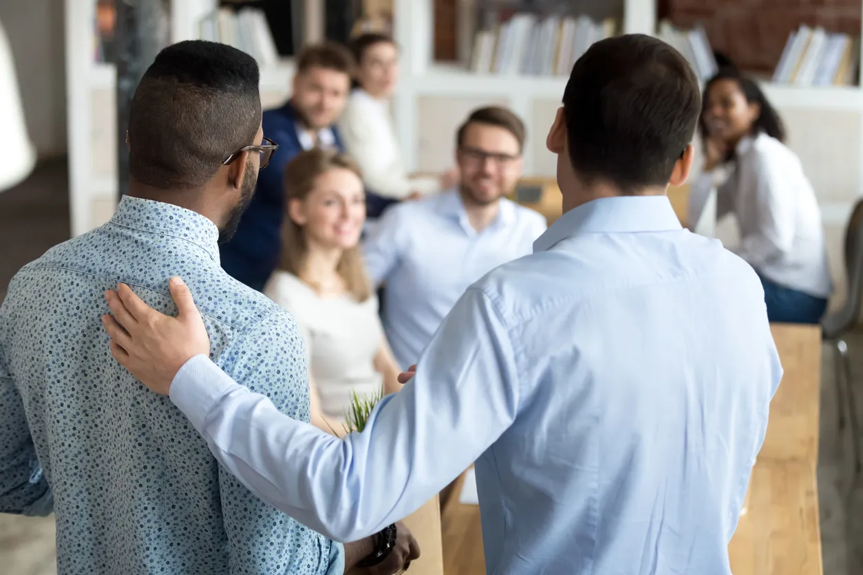 Une équipe discute dans le couloir