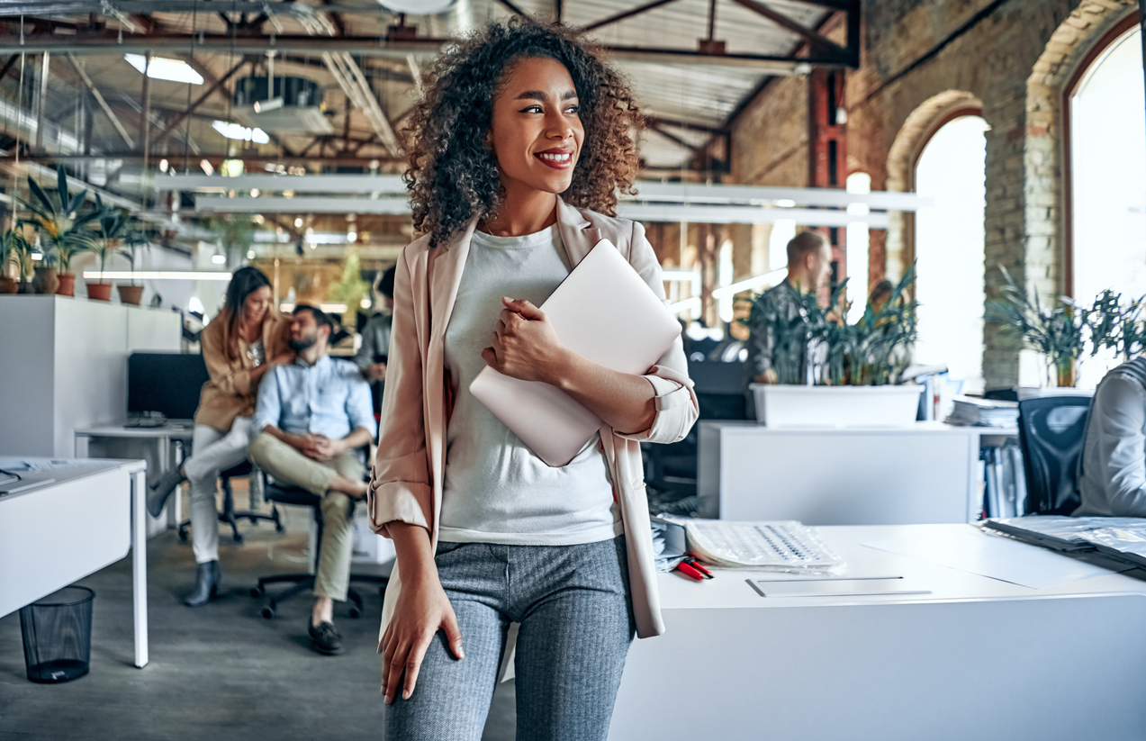 Une femme traverse un bureau