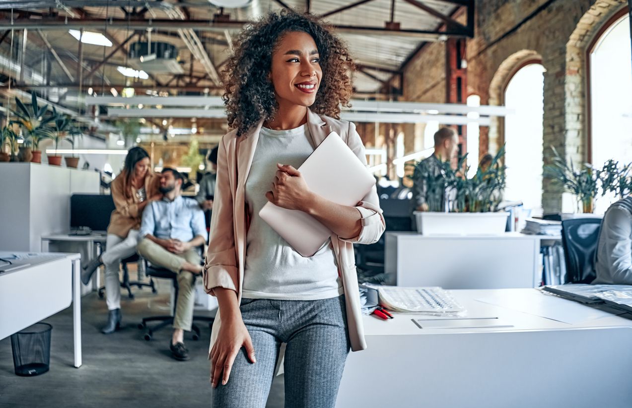 Une femme traverse un bureau