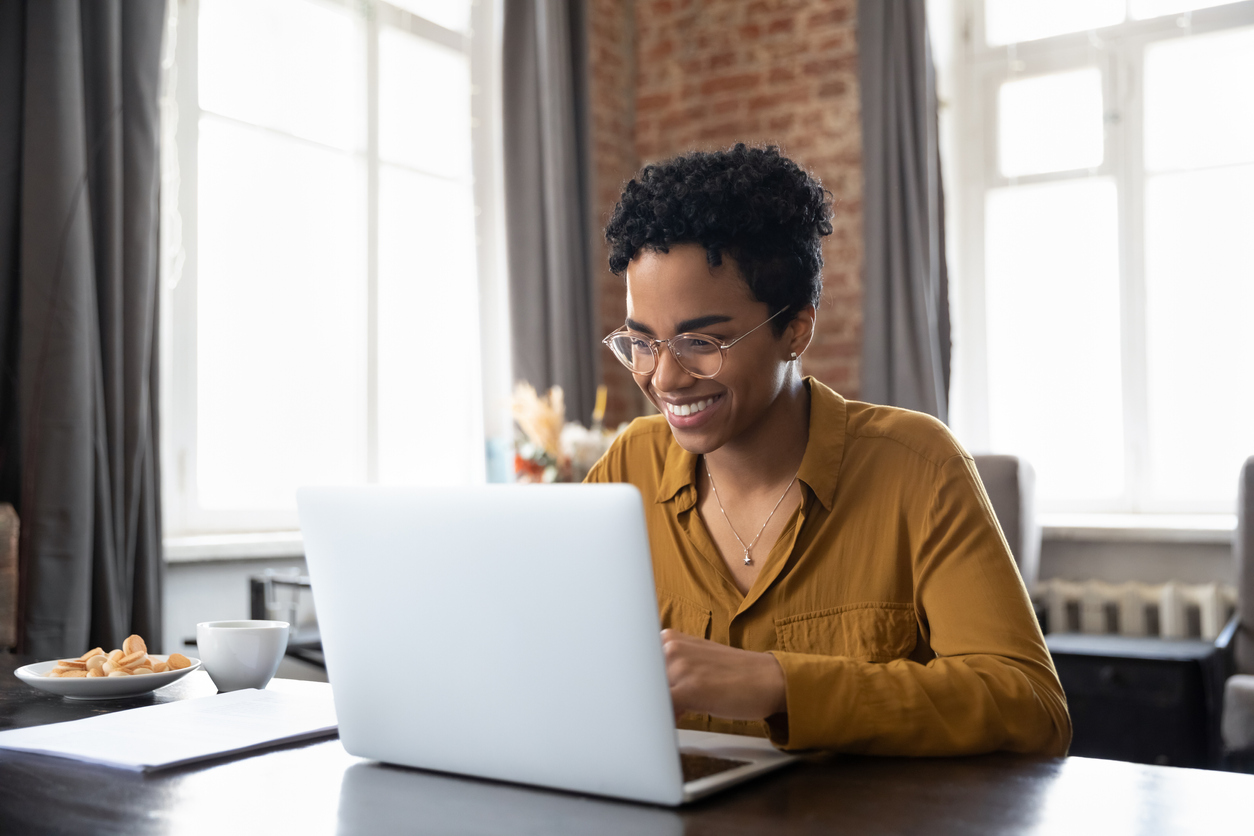 Une femme travaille a un bureau