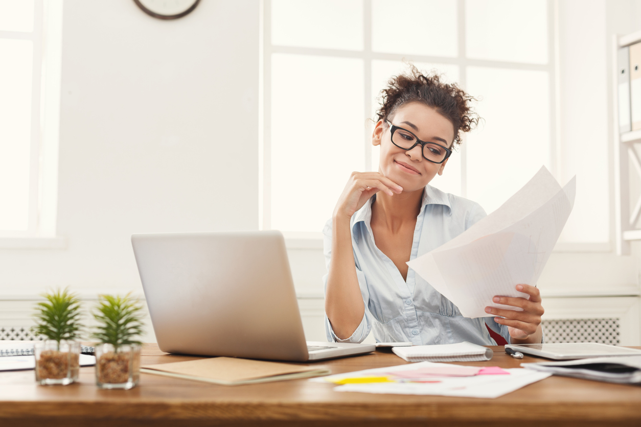 Une femme travaillant à un bureau